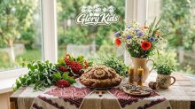 Вітання зі святом Трійці від Glory Kids: гілочки берези, польові квіти, коровай та дитячі головні убори ніжних кольорів у затишній святковій атмосфері
